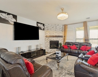 818 Black Hawk Drive - Photo Thumbnail 3