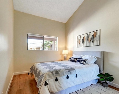 656 Sunfish Way - Photo Thumbnail 16