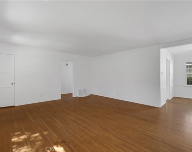 5424 Kester Avenue - Photo Thumbnail 4