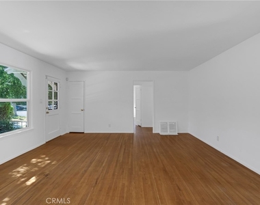 5424 Kester Avenue - Photo Thumbnail 3