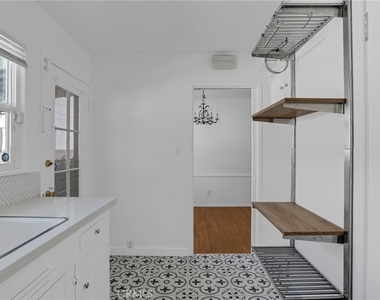 5424 Kester Avenue - Photo Thumbnail 7