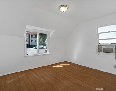 5424 Kester Avenue - Photo Thumbnail 13