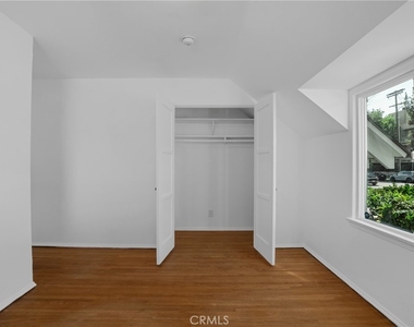 5424 Kester Avenue - Photo Thumbnail 14
