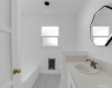 5424 Kester Avenue - Photo Thumbnail 12