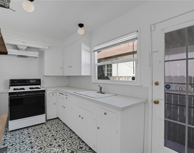 5424 Kester Avenue - Photo Thumbnail 6