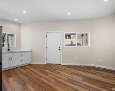 908 E Maple - Photo Thumbnail 4