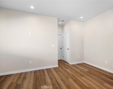 908 E Maple - Photo Thumbnail 2