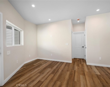 908 E Maple - Photo Thumbnail 3