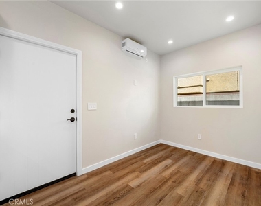 908 E Maple - Photo Thumbnail 4