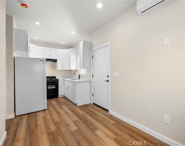 908 E Maple - Photo Thumbnail 5