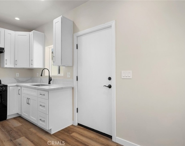 908 E Maple - Photo Thumbnail 2
