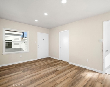 908 E Maple - Photo Thumbnail 4