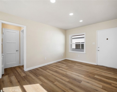 908 E Maple - Photo Thumbnail 5