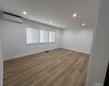 1840 W Glenoaks Boulevard - Photo Thumbnail 9