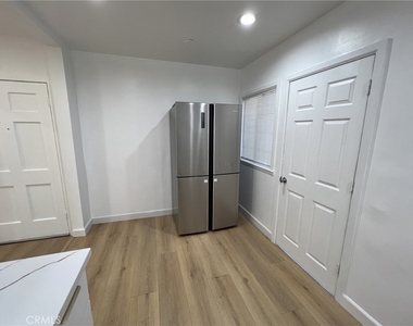 1840 W Glenoaks Boulevard - Photo Thumbnail 2