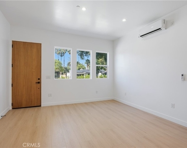 7700 1/2 Lasaine Avenue - Photo Thumbnail 3
