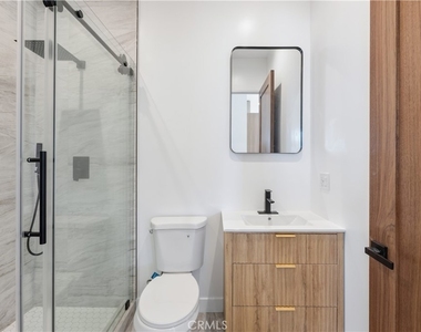 7700 1/2 Lasaine Avenue - Photo Thumbnail 4