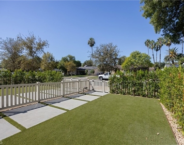 7700 1/2 Lasaine Avenue - Photo Thumbnail 9