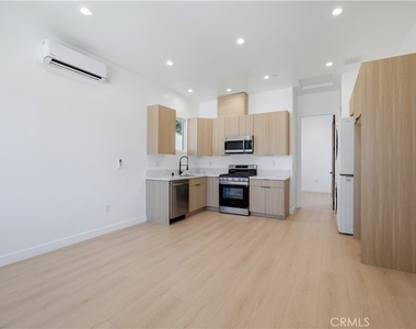 7700 1/2 Lasaine Avenue - Photo Thumbnail 1