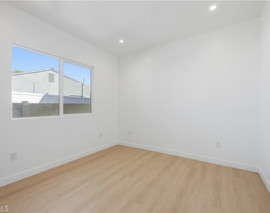 7700 1/2 Lasaine Avenue - Photo Thumbnail 6