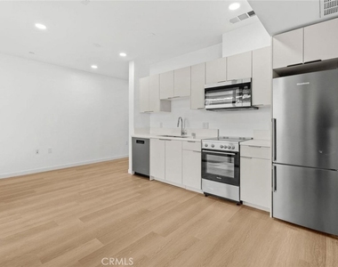 1233 Dunsmuir Avenue - Photo Thumbnail 2