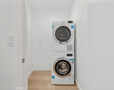 1233 Dunsmuir Avenue - Photo Thumbnail 9