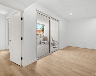 1233 Dunsmuir Avenue - Photo Thumbnail 3