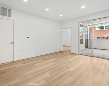 1233 Dunsmuir Avenue - Photo Thumbnail 6