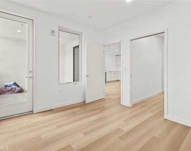 1233 Dunsmuir Avenue - Photo Thumbnail 3
