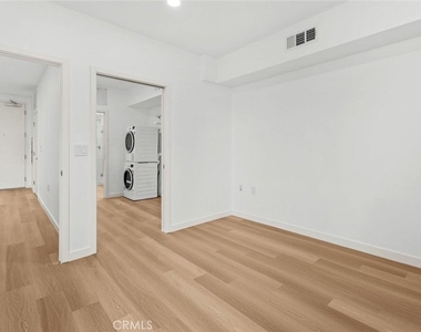 1233 Dunsmuir Avenue - Photo Thumbnail 2
