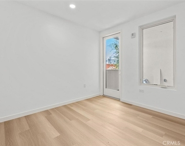 1233 Dunsmuir Avenue - Photo Thumbnail 4