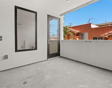 1233 Dunsmuir Avenue - Photo Thumbnail 11