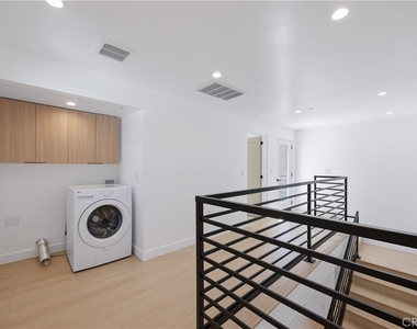 7702 Lasaine Avenue - Photo Thumbnail 10