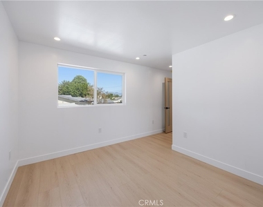 7702 Lasaine Avenue - Photo Thumbnail 14