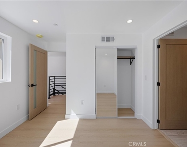 7702 Lasaine Avenue - Photo Thumbnail 17