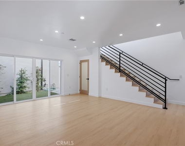 7702 Lasaine Avenue - Photo Thumbnail 5