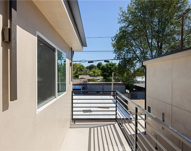 7702 Lasaine Avenue - Photo Thumbnail 11