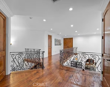 16806 Addison Street - Photo Thumbnail 27