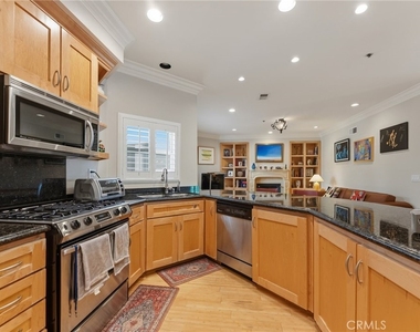 850 N Croft Avenue - Photo Thumbnail 18