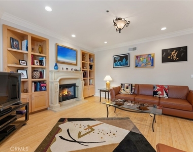 850 N Croft Avenue - Photo Thumbnail 13