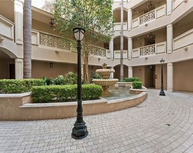 850 N Croft Avenue - Photo Thumbnail 3