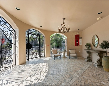 850 N Croft Avenue - Photo Thumbnail 2
