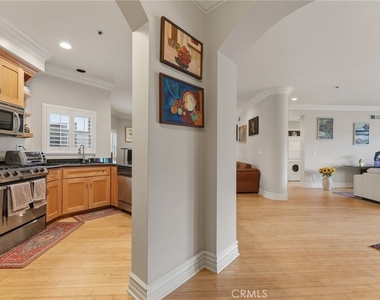 850 N Croft Avenue - Photo Thumbnail 4