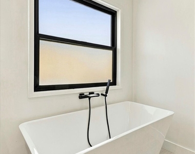 1427 N Bronson Ave - Photo Thumbnail 14