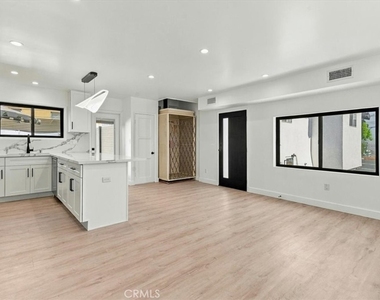 1427 N Bronson Ave - Photo Thumbnail 4