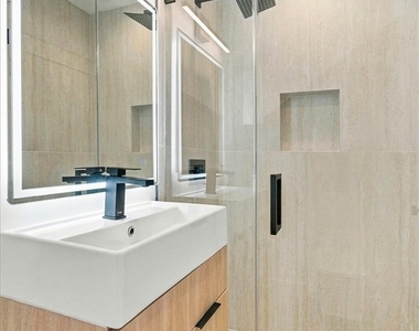 1427 N Bronson Ave - Photo Thumbnail 7