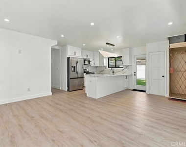 1427 N Bronson Ave - Photo Thumbnail 3
