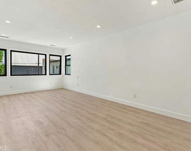 1427 N Bronson Ave - Photo Thumbnail 10