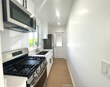624 W 38th Street - Photo Thumbnail 5