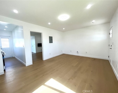 624 W 38th Street - Photo Thumbnail 4